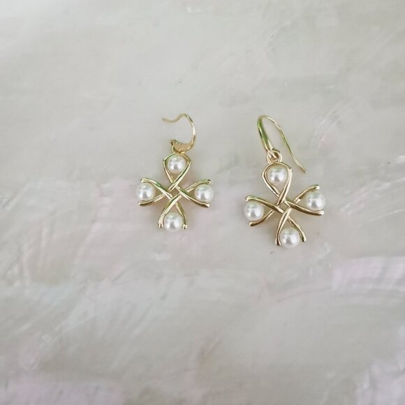 Kendra Scott • Everleigh Gold Pearl Drop Earrings - Picture 2 of 4